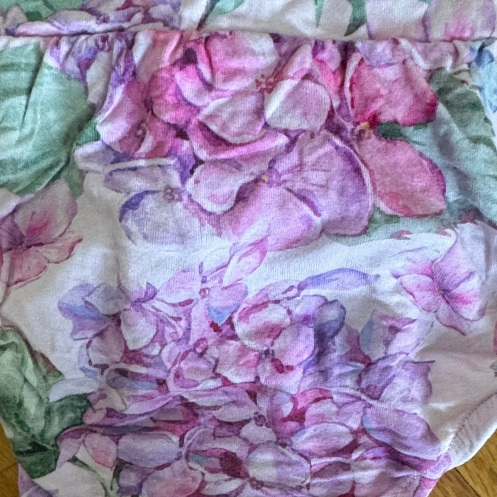 Bums & Roses You Had Me at Hydrangea bubble - Picture 2 of 4